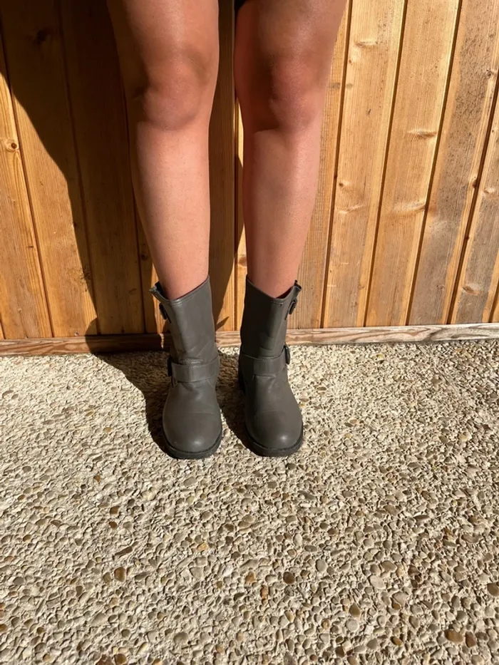 Bottes grises - photo numéro 6