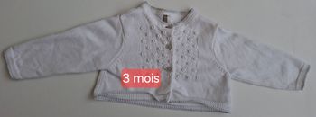 Gilet blanc et détail gris