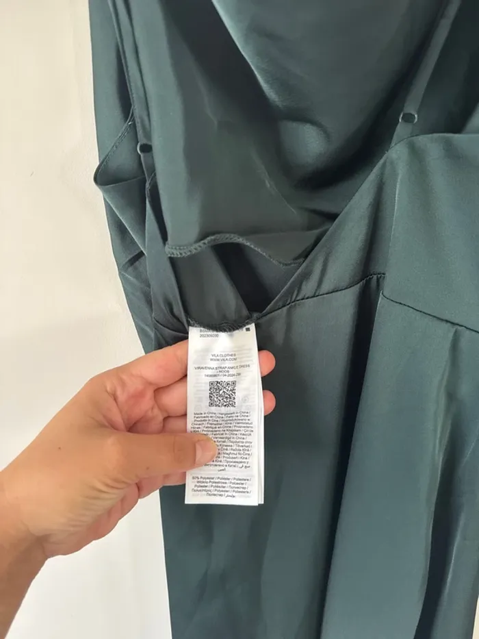 👗 👗 VILA - Robe longue effet satin à col bénitier - vert sapin- neuf avec étiquette - taille 40 - photo numéro 6