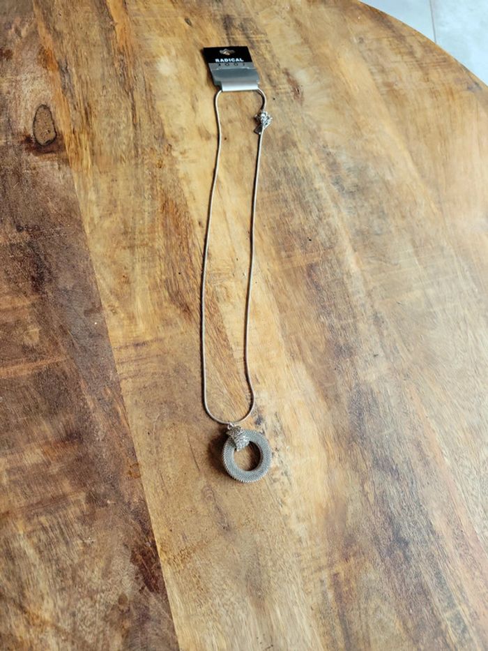 Collier argenté long pendentif rond - photo numéro 5