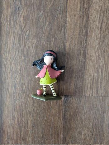 Figurine fille gorjuss avec pomme