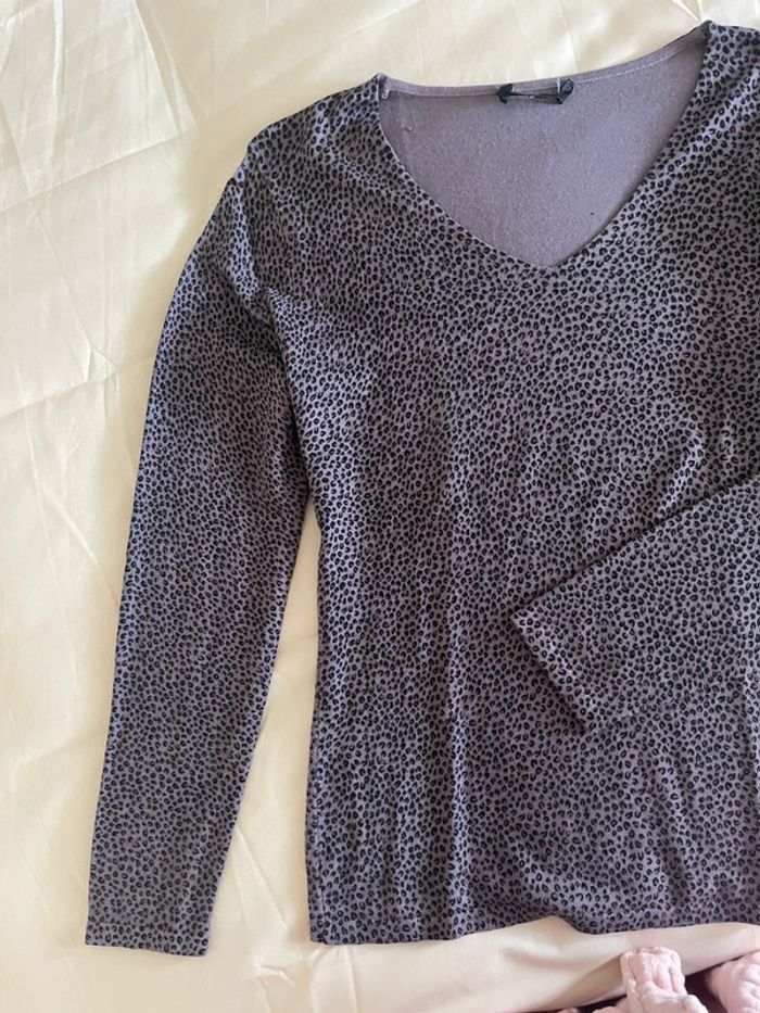 Pull léger en V violet et noir - photo numéro 3