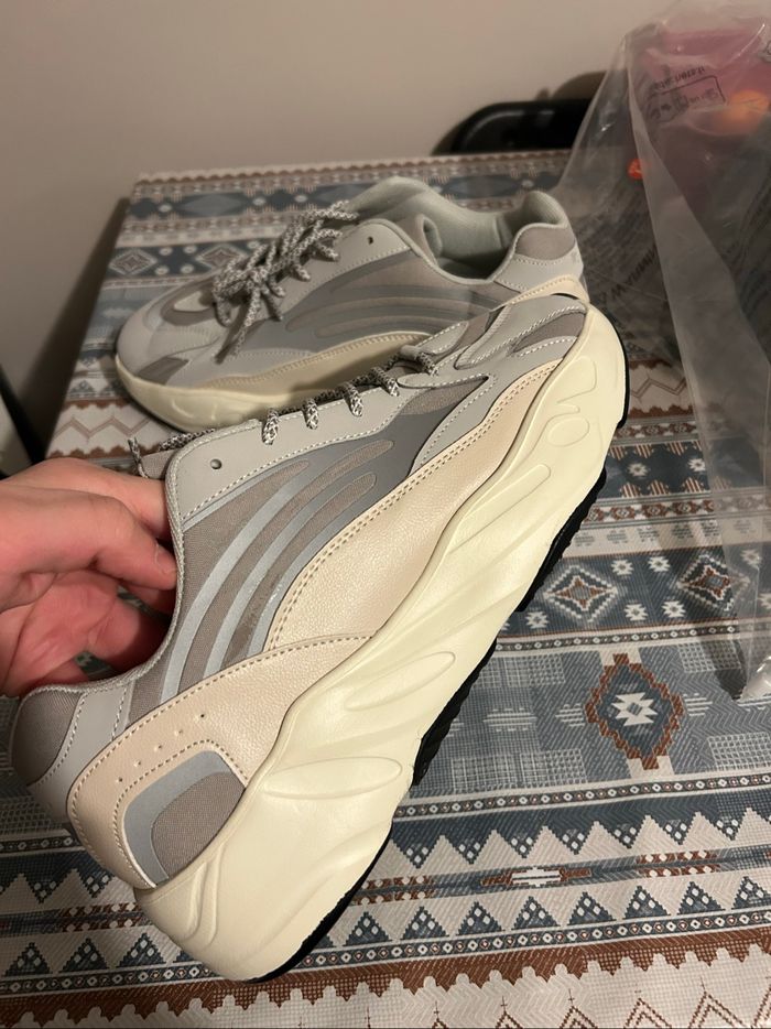 Yeezy 700 v2 - photo numéro 2