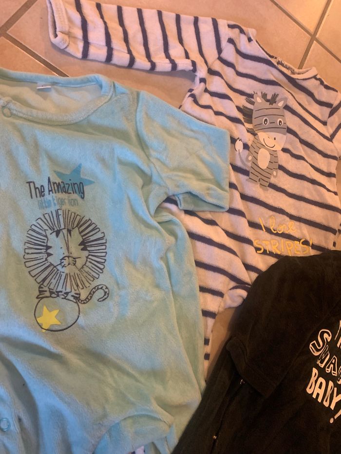 3 pyjamas - photo numéro 2