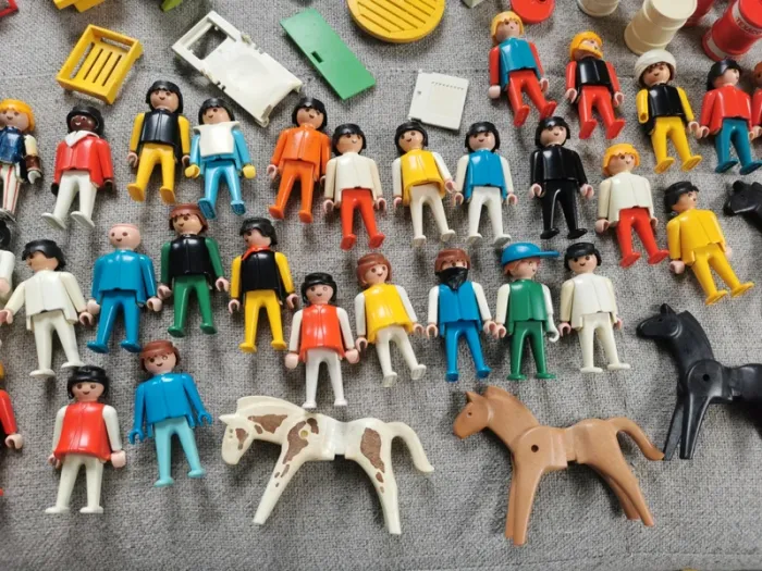 Gros lot 81 accessoires personnages et chevaux playmobil geobra vintage 1974 - photo numéro 3