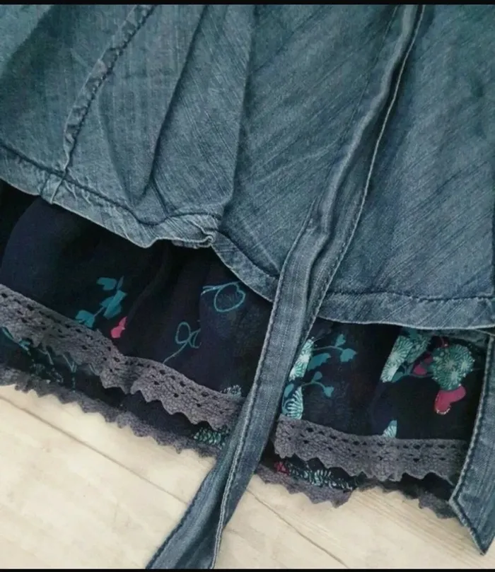 Belle petite jupe en jeans avec volant fleuris taille L 38/40 - photo numéro 6