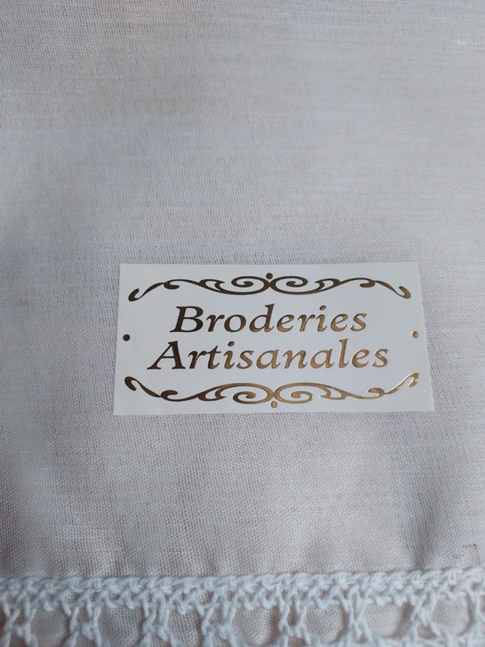 Jolie rideau ou dessus de table neuf