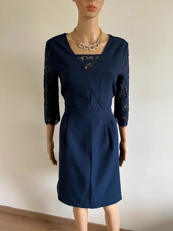 Robe bleue marine neuve avec dentelle Betty London taille L