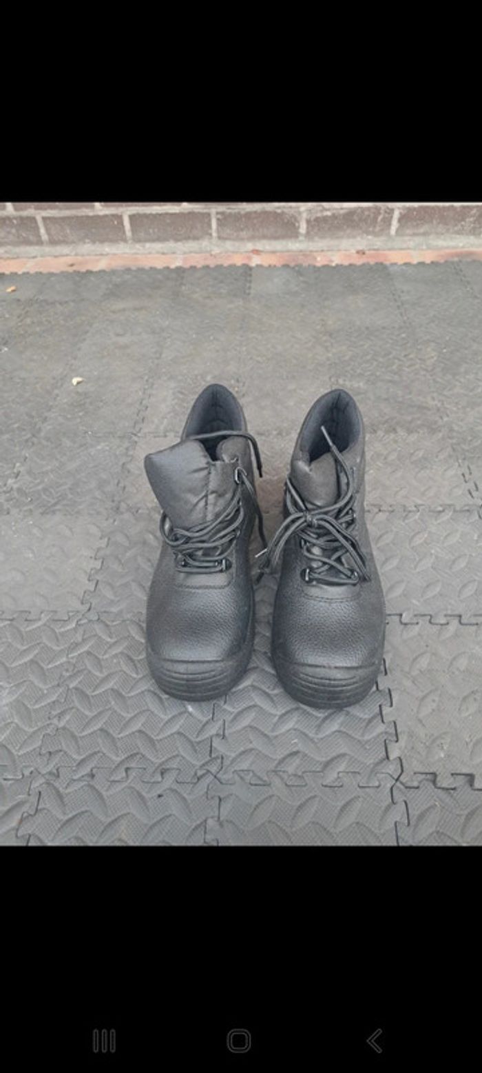 chaussure de sécurité neuve marque ergos taille 38.