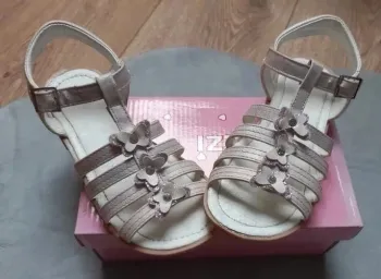 Chaussures nu-pieds / sandales / sandalettes lilas à paillettes pointure 29 en très bon état