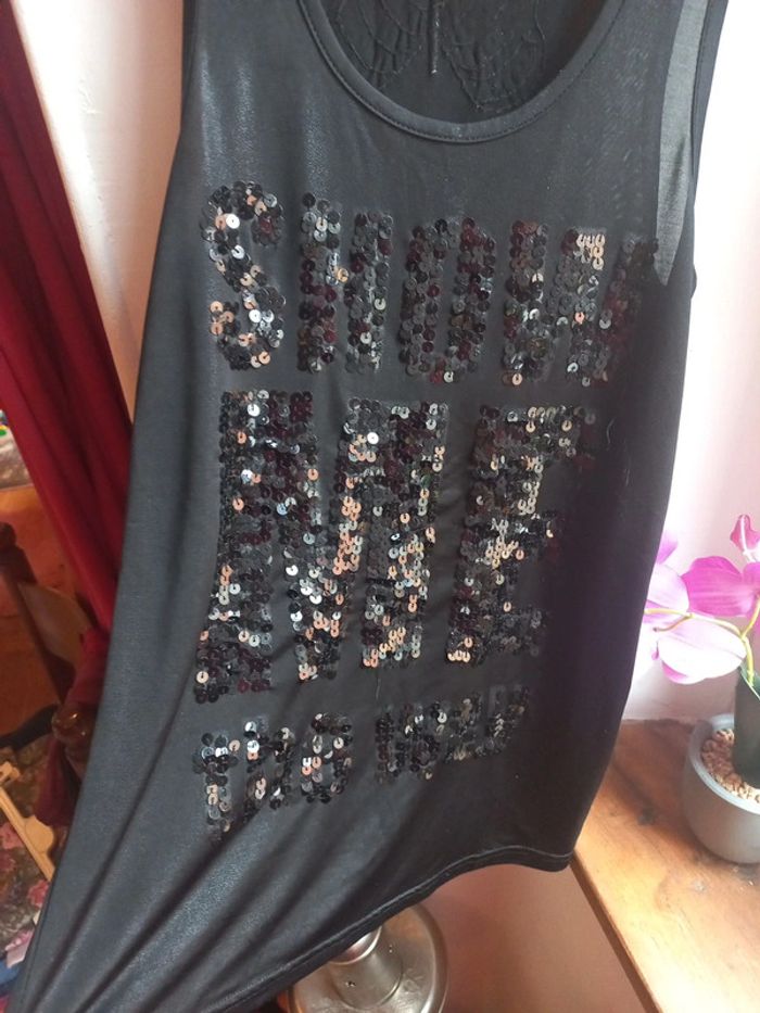 Beau débardeur effet satiné brilliant, papillon au dos, fluide et mi long Taille M - photo numéro 4