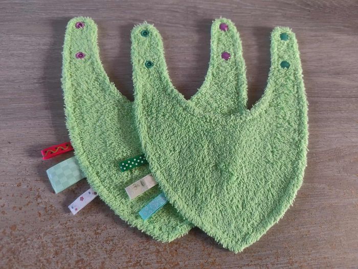 Lot de 2 bavoirs bandana réversibles - photo numéro 3