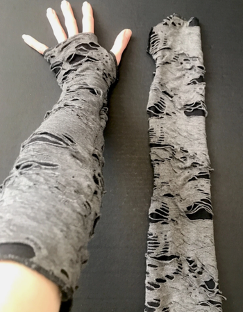 Paire longue mitaine  zombi 40cm déchiré décalé punk rave alternatif ** N E U F ** gant noir gris