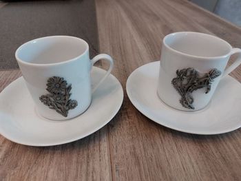 Deux tasses porcelaine motif étain