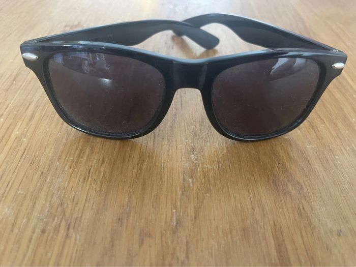 Lunettes de soleil noire - photo numéro 4