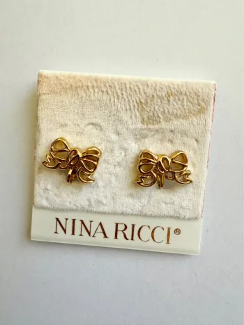 Boucles d’oreilles dorees  a clip Nina Ricci