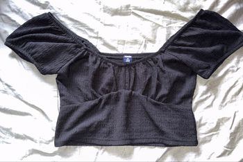 Crop top noir avec manches bouffantes 
