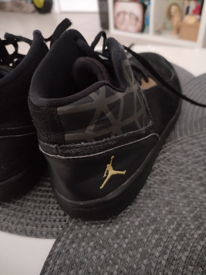Baskets "Jordan" pointure 35 - photo numéro 2