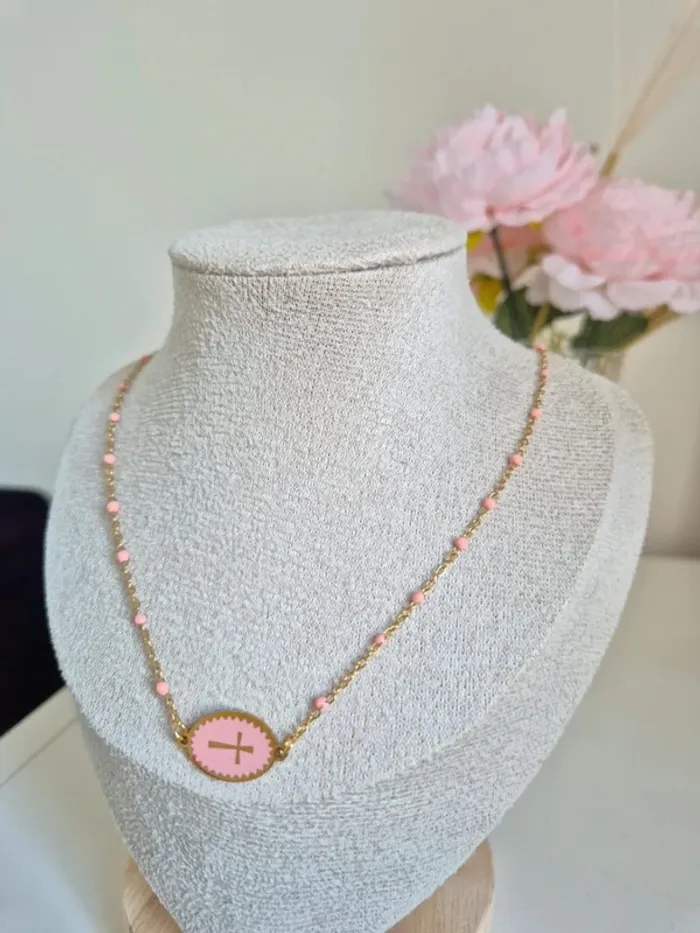 Collier style gigi dorée en acier inoxydable
🌸 perles résines rose clair médaille croix - photo numéro 2