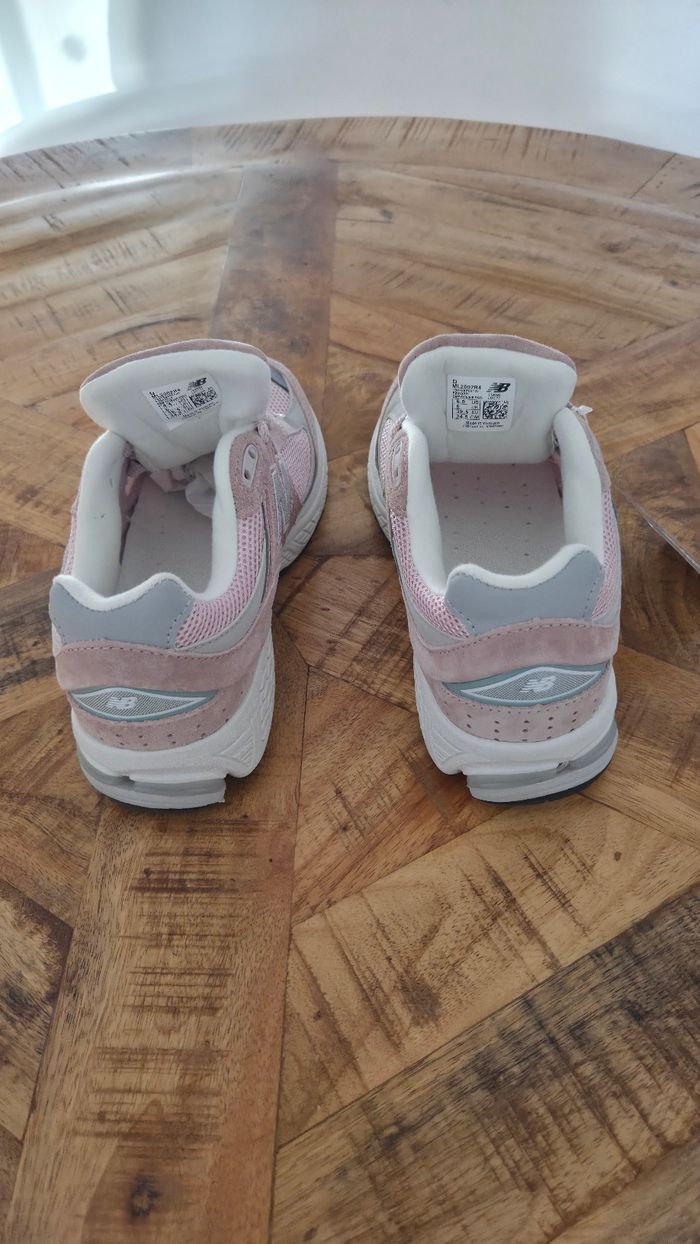 Baskets New Balance 2002R rose Taille 39 - photo numéro 10