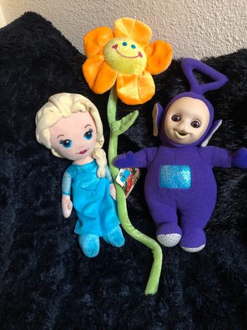 Deux Peluches et un tournesols en peluche
