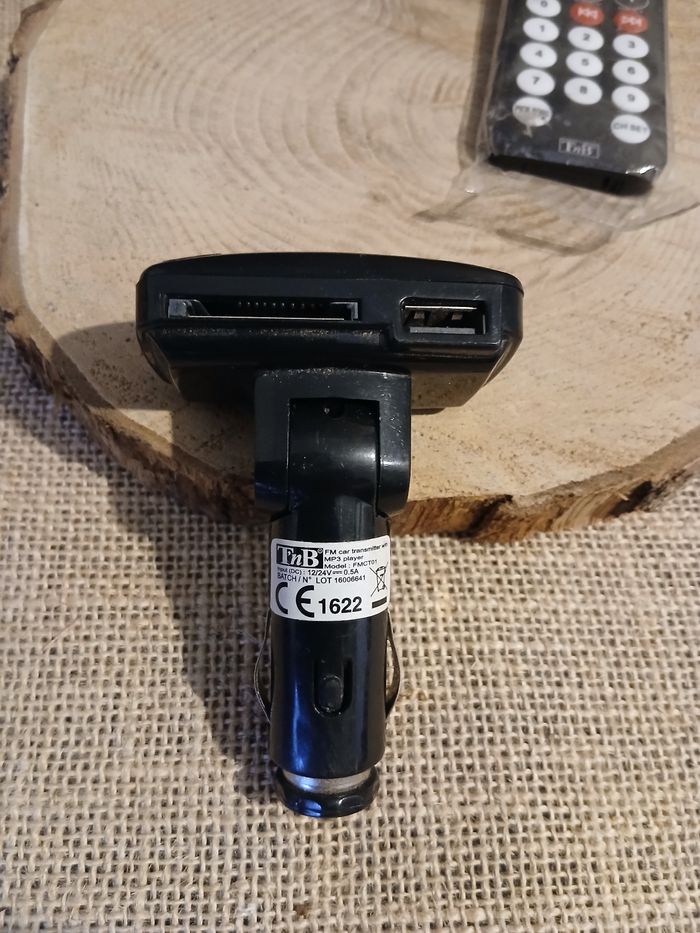 Transmetteur FM / USB / Carte SD
Transmetteur musique
Branchement allume-cigare - photo numéro 3