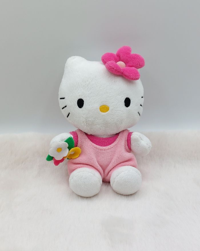 Petite peluche doudou Hello Kitty Sanrio Jemini salopette rose fleurs jaune rose