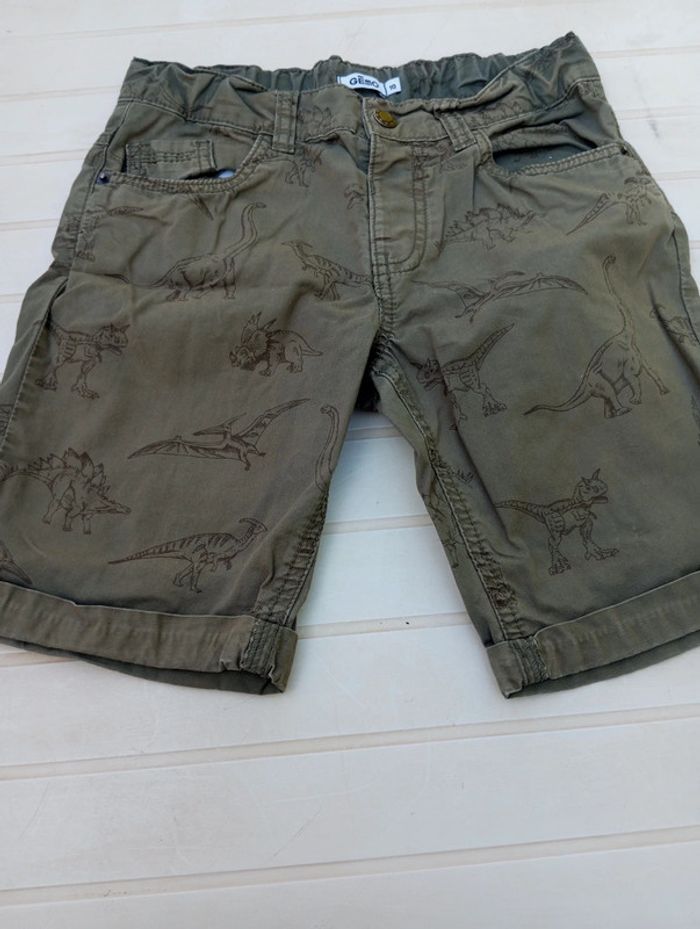 Short dinausore de taille 10ans et de marque Gémo