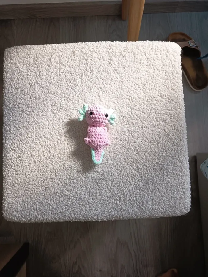 Peluche axolotl rose et vert d'eau crochet neuf