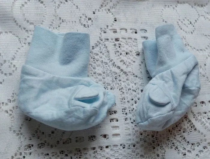 Chaussons bébé bleu clair - tout doux et confortables, en très bon état, taille naissance