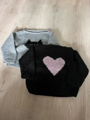 Lot de deux pulls tricotés.