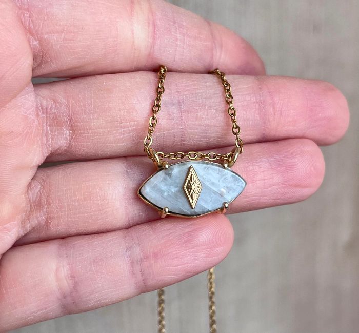 Collier amulette œil protecteur Pierre de Lune