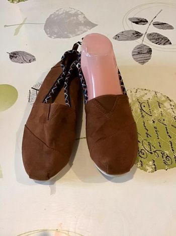 Chaussures plates effet daim marron bandes multicolores taille 37 semelle confort