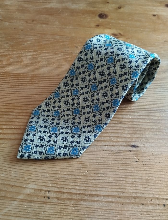 Élégante Cravate Beige - Motifs Fleurs Bleues - Olly Gan - TBE - photo numéro 2