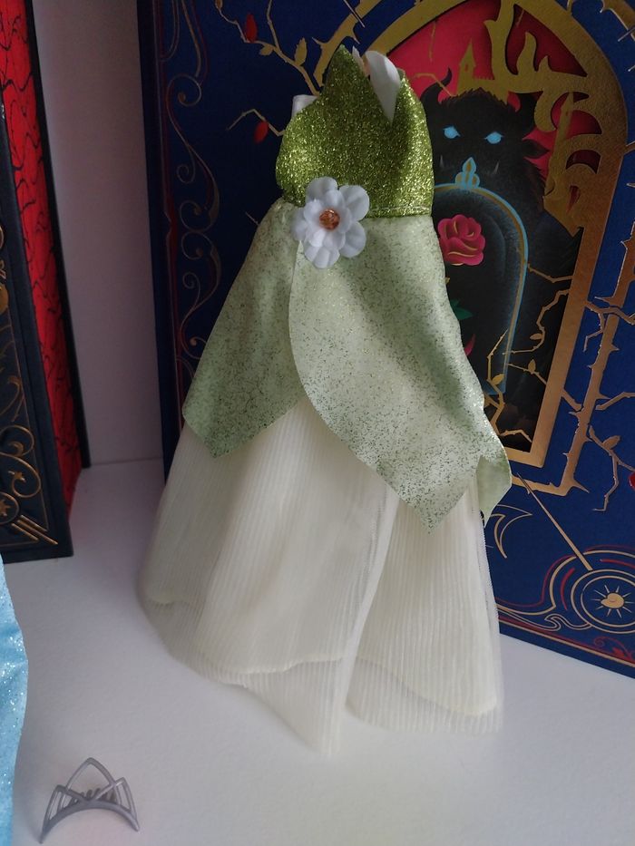Poupée Tiana Disney Story en robe bleue et couronne + tenue verte princesse Disney - photo numéro 2