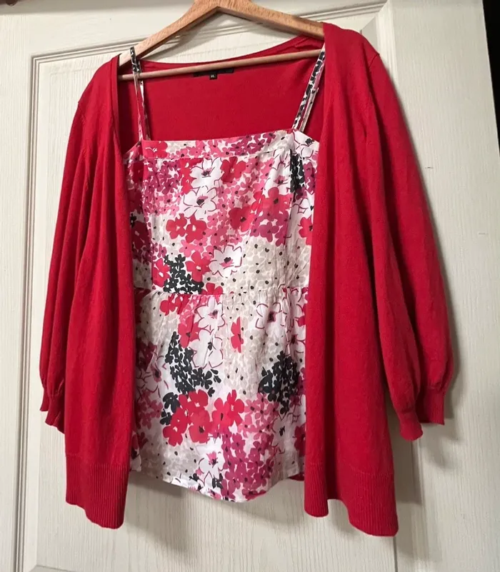 Ensemble top bretelles   fleuri et cardigan  Taille XL et  L - très bon état - photo numéro 2