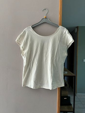 T shirt crème avec dentelle et décolleté V dans le dos