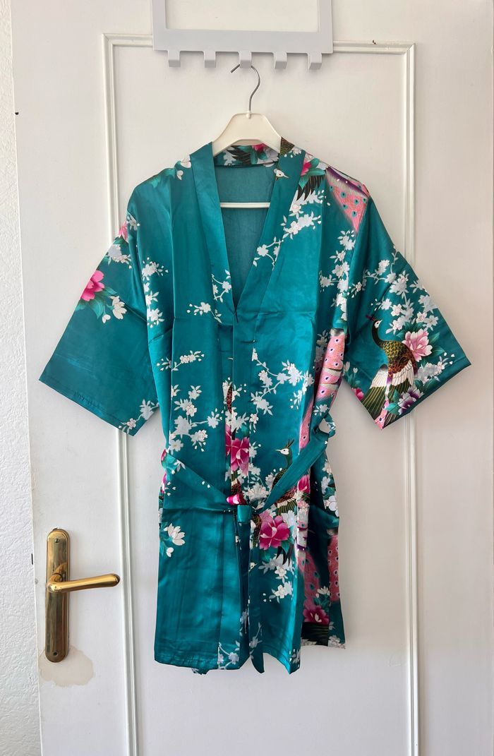 🪷Kimono bleu turquoise traditionnel japonais avec paon et fleurs de Sakura kawaii 🌸