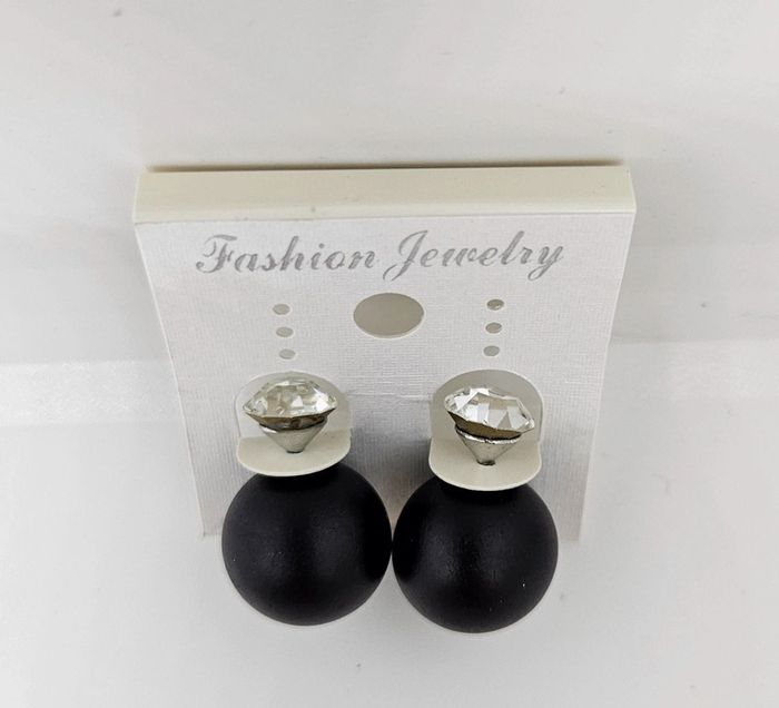 Paire de boucles d'oreilles.
Neuve. - photo numéro 2