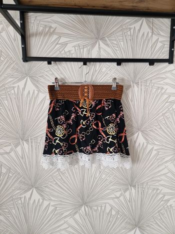 Jolie jupe avec dentelle sur le bas taille 36