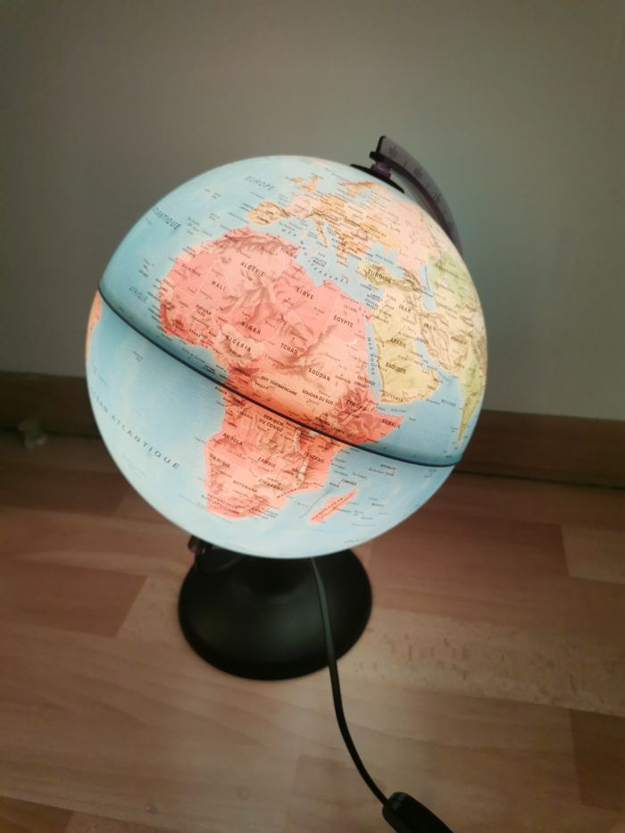 GLOBE TERRESTRE LUMINEUX  Globe terrestre lumineux Alimentation sur secteur avec interrupteur   TRES - photo numéro 2