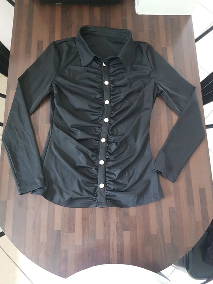 Très jolie chemise noire neuve