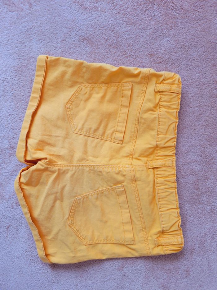 Short jaune moutarde en taille 6 ans, réglable à la taille. - photo numéro 3