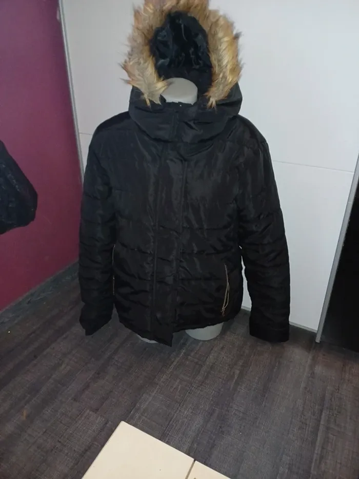 Jolie doudoune t42 noir capuche fourrure