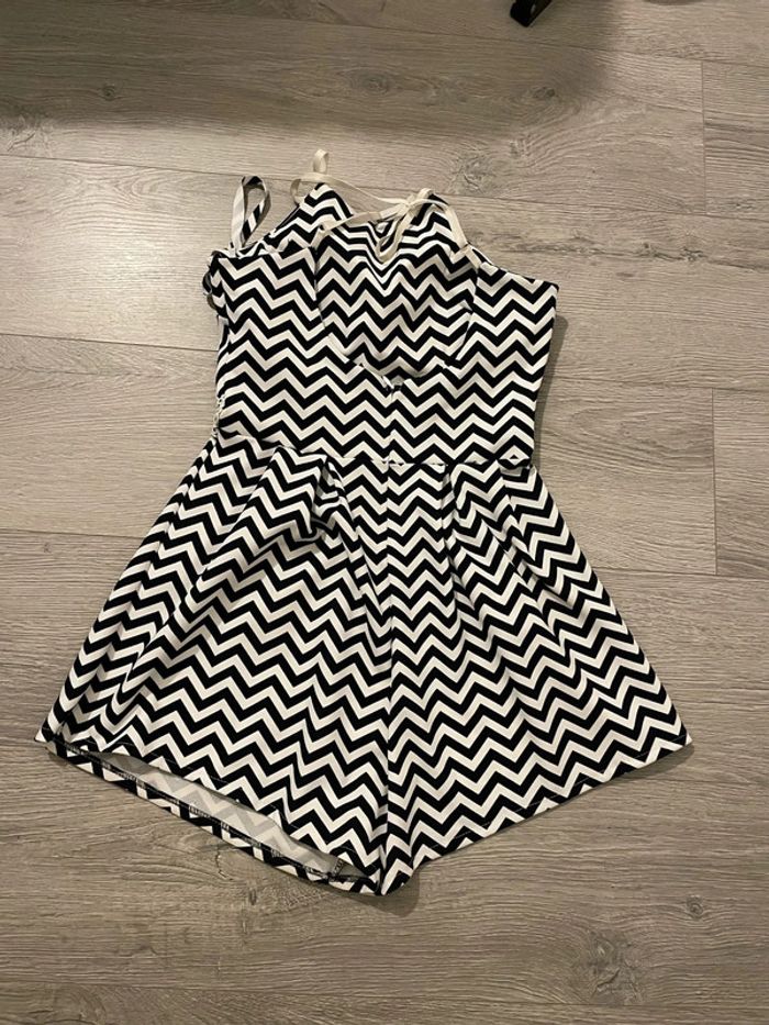 Combinaison short Combishort à bretelles dos croisé blanc à motifs noir dentelle ventre taille 36 - photo numéro 4