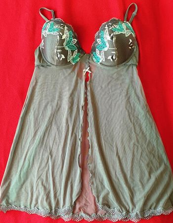 Nuisette grise et broderies Lys verts et blancs