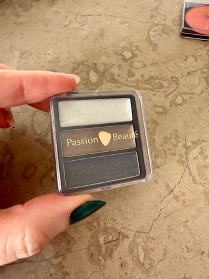 Lot maquillage neuf - idéal cadeau de Noël - photo numéro 3