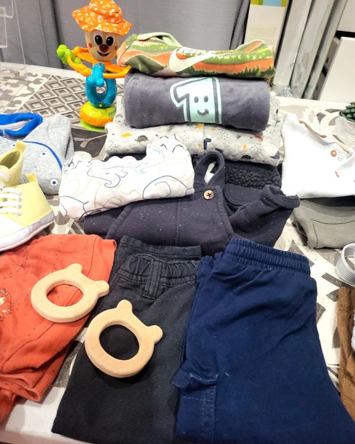 Ensemble obaibi à bretelles 6 mois , pantalon H&M 12 mois et Jean orchestra 3 mois et 28 cadeaux - photo numéro 2