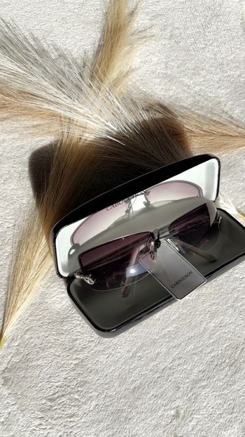 Lunettes de soleil avec étuis