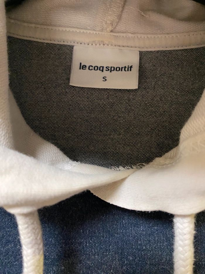 Pull à capuche bleu Le Coq Sportif taille S très bon état hormis petit accroc discret sur une manche - photo numéro 4